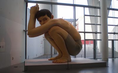 Ron Muek - Ser bom não é o bastante! giant boy crouching sculpture hyper realistic art ron mueck | Arte | arte contemporânea, escultura, muek, ron