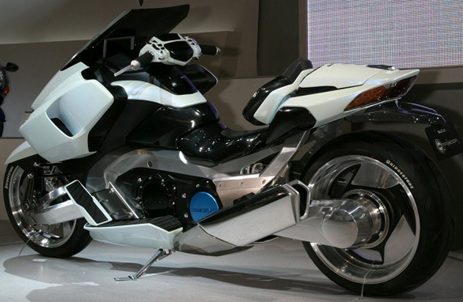 Descubra uma série de motos alucinantes 103577af5e6f59dd2abaf083c85d0c22 | Arte | concept, desenho, design, incrível, moto