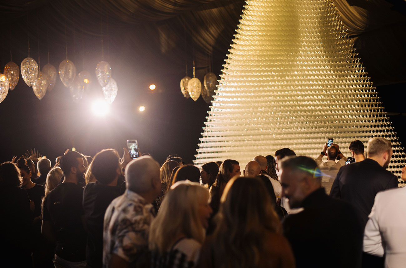A maior fonte de champanhe do mundo Champagne glass pyramid guests | Bizarro | bebida, bizarro, cristais, cristal, curioso, fonte, gigante, incrível, Record, recorde, recordes, vinho