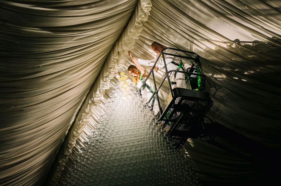 A maior fonte de champanhe do mundo champagne glass pyramid pouring 920x609 1 | Bizarro | bebida, bizarro, cristais, cristal, curioso, fonte, gigante, incrível, Record, recorde, recordes, vinho