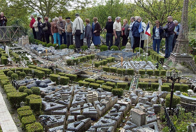 Sujeito constrói réplica de Paris em miniatura no jardim miniatufranca1 | Arte | Arte, bizarro, curioso, incrível, miniatura, tag