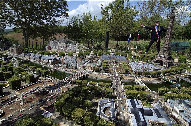 Sujeito constrói réplica de Paris em miniatura no jardim miniatufranca3 | Arte | Arte, bizarro, curioso, incrível, miniatura, tag