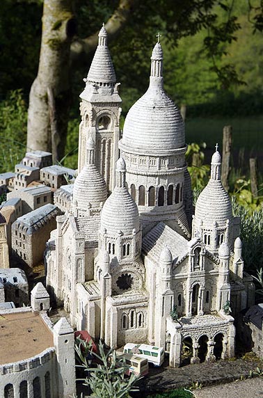 Sujeito constrói réplica de Paris em miniatura no jardim miniatufranca7 | Arte | Arte, bizarro, curioso, incrível, miniatura, tag