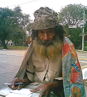 O misterioso homem enciclopédico surge na Gávea 551542 8432 it2 | Bizarro | bizarro, curioso, incrível, maluco, mendigo, notícia, Rio de Janeiro, Textos