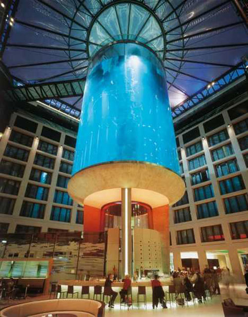 Aquários curiosos berlin worlds largest aquarium | Animais | água, animais, aquário, Arte, bichos, bizarro, curioso, design, incrível, peixe