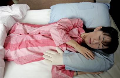 Travesseiro perna de mulher? Essa não! travesseiro homem1 | Animais | bizarro, cachorro, cadeira, curioso, design, humor, incrível, japão