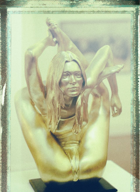 A escultura de ouro da modelo Kate Moss 1484653903 kate moss | Arte | absurdo, bizarrice, bizarro, curioso, dinheiro, escultura, estranho, horrível, incrível, moda, modelo, ouro