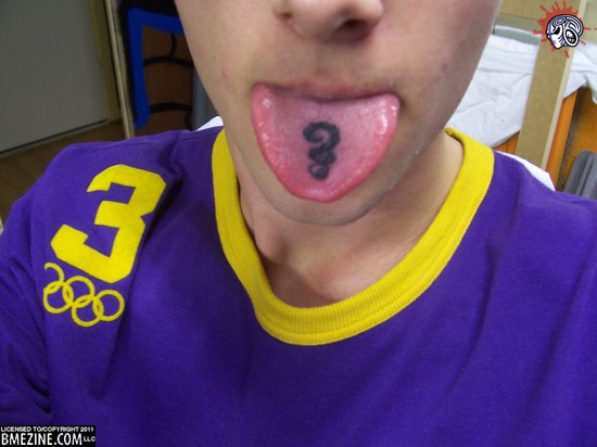 Tatuagem na língua? Língua tatuada com símbolo