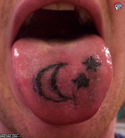 Tatuagem na língua? Detalhe de tatuagem colorida na língua