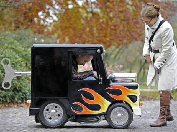 O menor carro do mundo 16 1366092177 worlds smallest car wind up car 08 | Arte | carro, curioso, design, incrível, miniatura