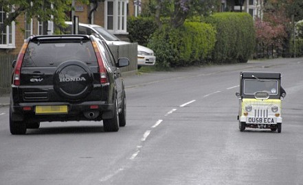 O menor carro do mundo worlds smallest car made from postman pats ride 6701 1 | Arte | carro, curioso, design, incrível, miniatura