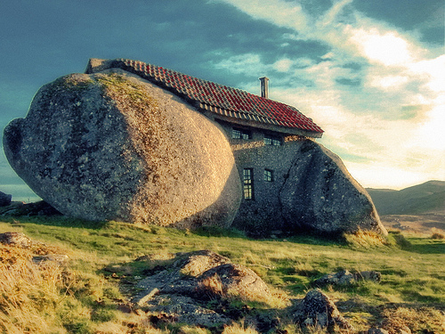 A casa na pedra 392996487 95dd508b5f | Bizarro | arquitetura, casa, construção, pedra, Portugal