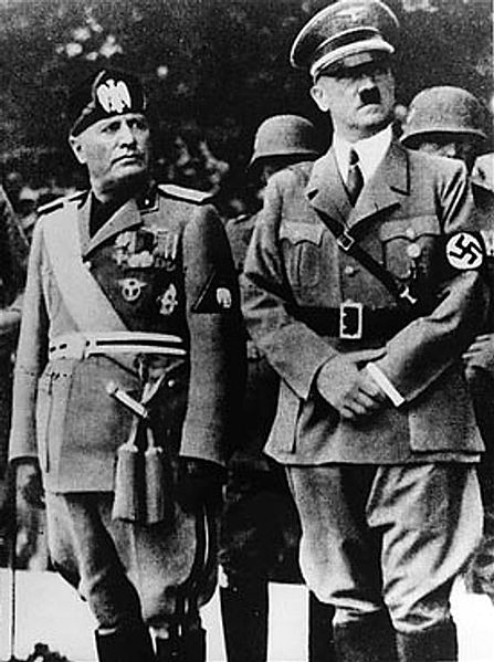 Quem vai querer o cérebro de um ditador? 447px Benito Mussolini and Adolf Hitler | Bizarro | bizarro, curioso, medicina, mortes