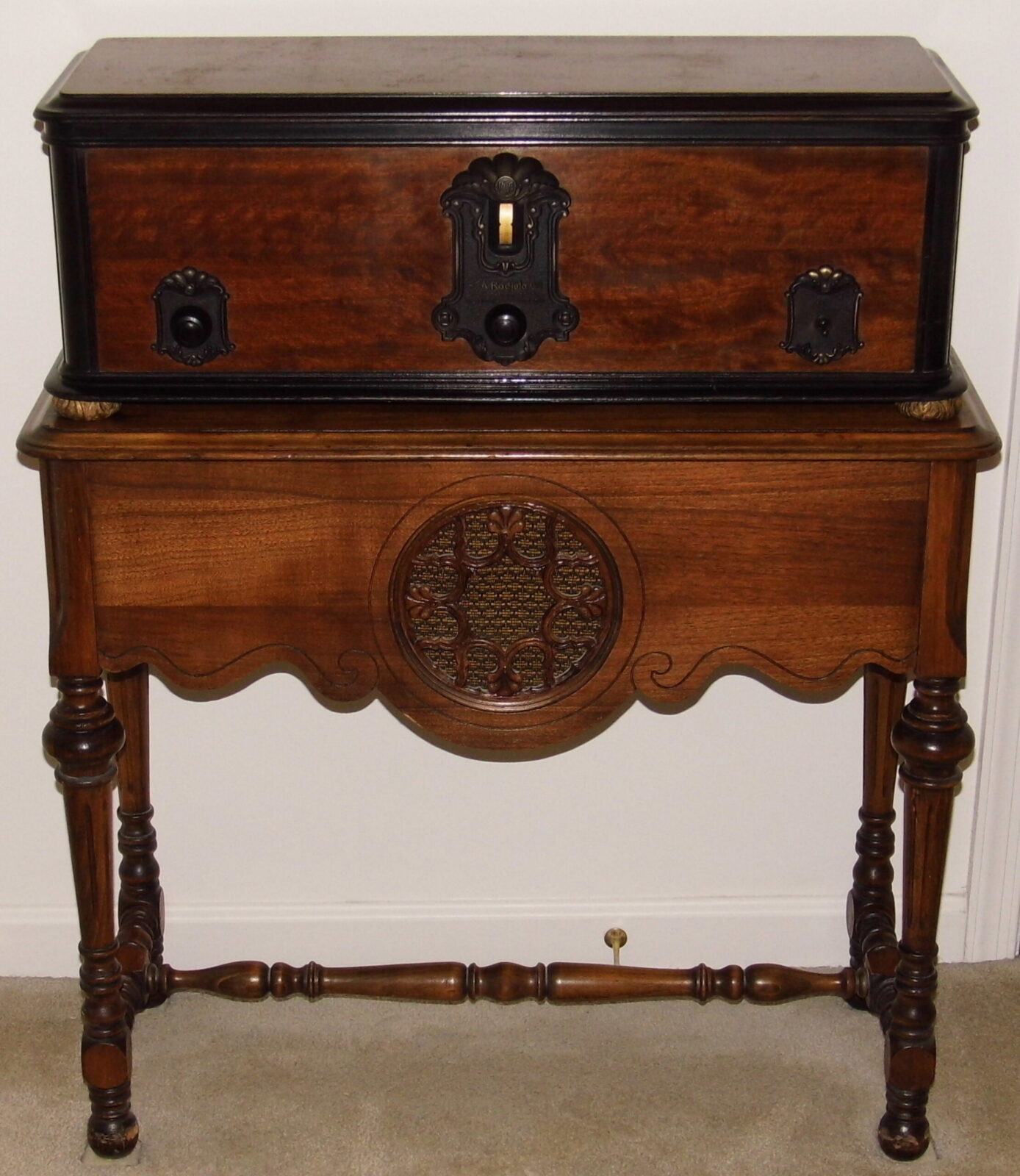 Não é um viajante do tempo Vintage Radiola 60 Table Radio Sitting On A Radio Table AM Band 9 Tubes Two Toned Walnut Veneered Cabinet Made In USA Circa 1928 1929 33602968562 scaled | Bizarro | bizarro, curioso, estranho, maluco