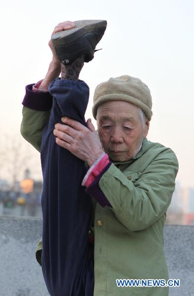 Idosa de 82 anos na pracinha 1 funny | Bizarro | bizarro, china, chinês, cinrível, curioso