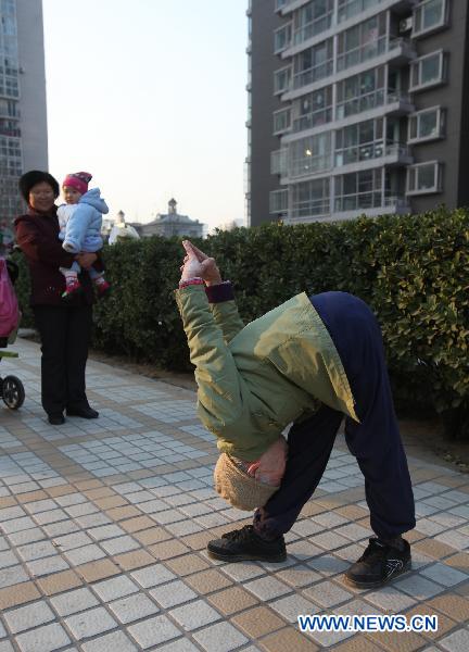 Idosa de 82 anos na pracinha 2 funny | Bizarro | bizarro, china, chinês, cinrível, curioso