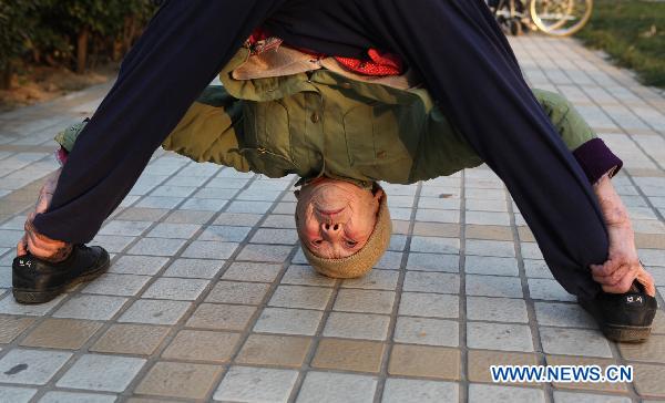 Idosa de 82 anos na pracinha 3 funny | Bizarro | bizarro, china, chinês, cinrível, curioso
