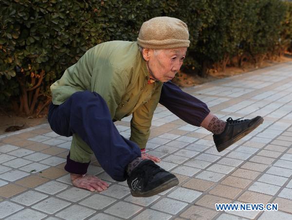 Idosa de 82 anos na pracinha 6 funny | Bizarro | bizarro, china, chinês, cinrível, curioso