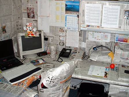 Pegadinhas de escritório newspaper office prank | Bizarro | bizarrice, bizarro, curioso, dicas, malandragem, trabalho, truques