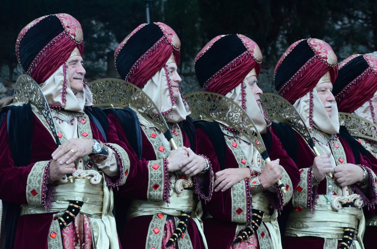 moors christians moros y christianos font pastilles spain party festival tradition 1170917 | Bizarro | bizarro, carnaval, lugares
