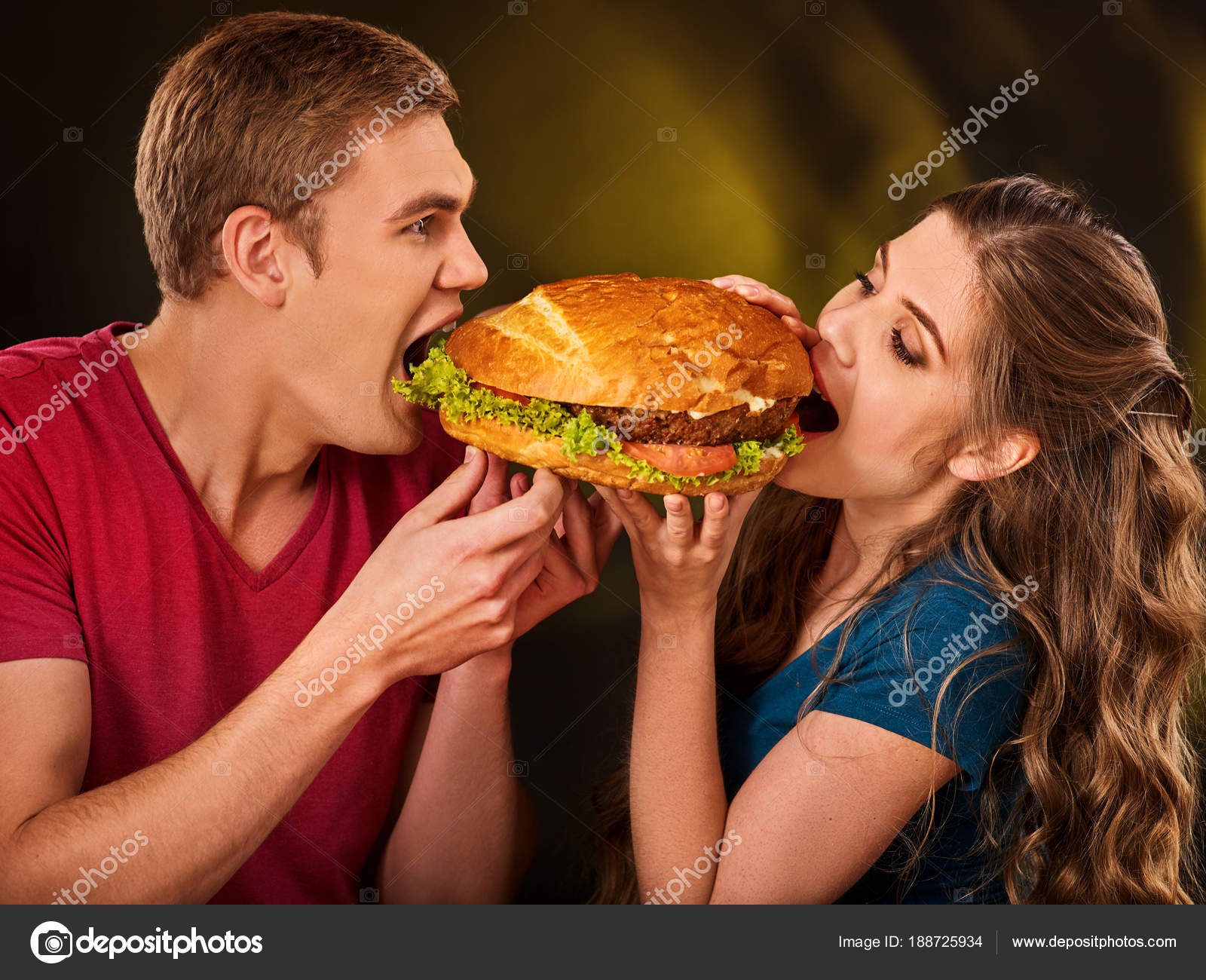 Leis estranhas depositphotos 188725934 stock photo couple eating fast food man | Curiosidades | bizarro, curioso, leis, maluco