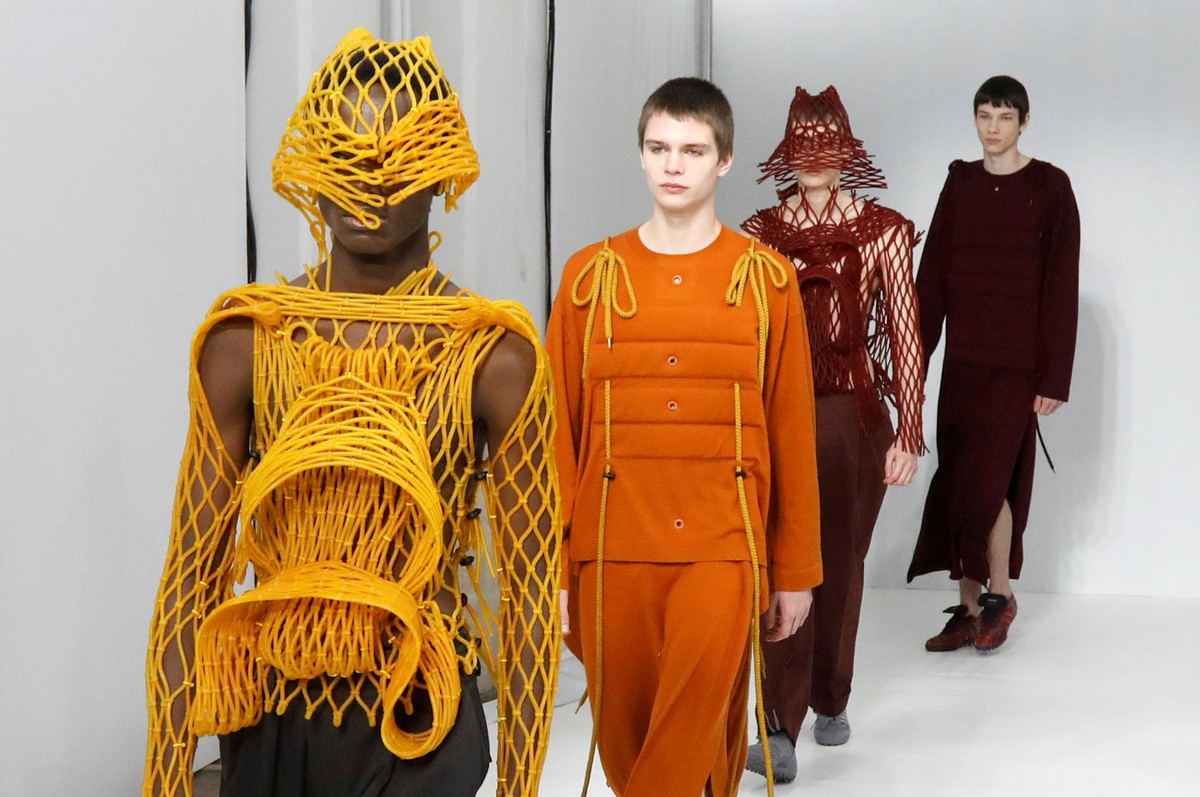 Festa da marmota: Um show de vestuário masculino na semana da moda de Paris be2043ebd65f | Curiosidades | bizarro, estranho, moda
