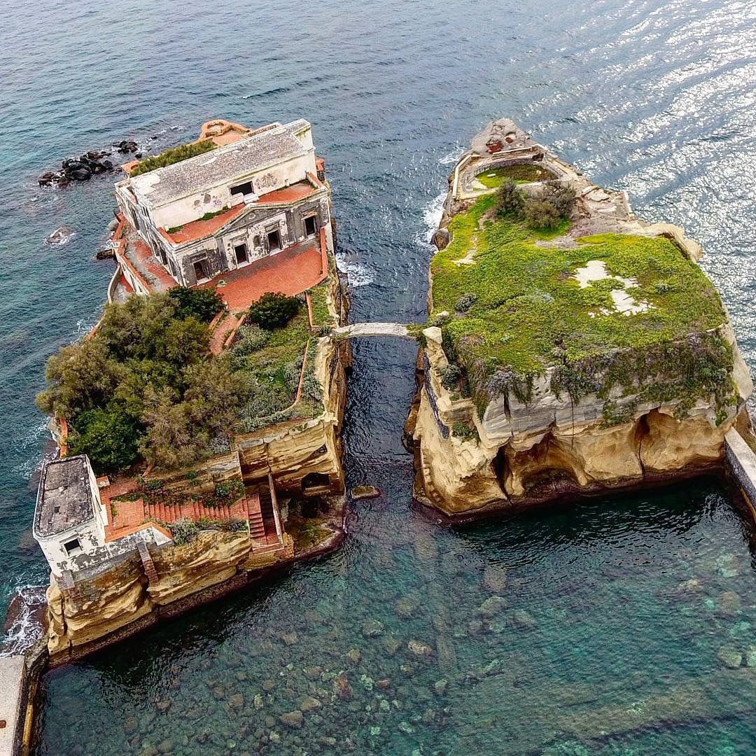 A misteriosa ilha em que todos os que moraram lá, se deram mal 5666842e6c2ec65f75299b997679ea3d | Lugares | ilha, italia, logares, mistério