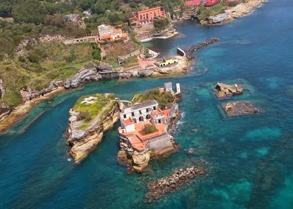 A misteriosa ilha em que todos os que moraram lá, se deram mal 7ed9456319764eec38e10956dc5fe63d | Lugares | ilha, italia, logares, mistério