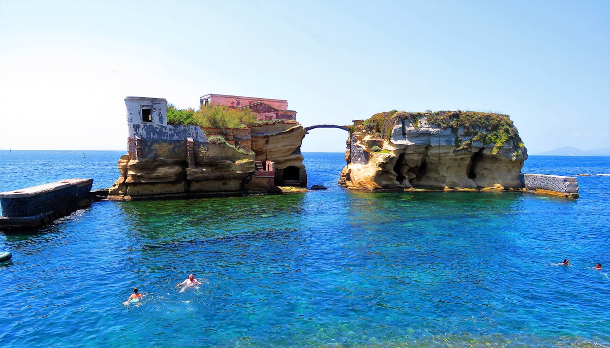 A misteriosa ilha em que todos os que moraram lá, se deram mal 9b28ad56 9273 4856 a75a eff97d2c58e8 isoletta della gaiola napoli 04 | Lugares | ilha, italia, logares, mistério