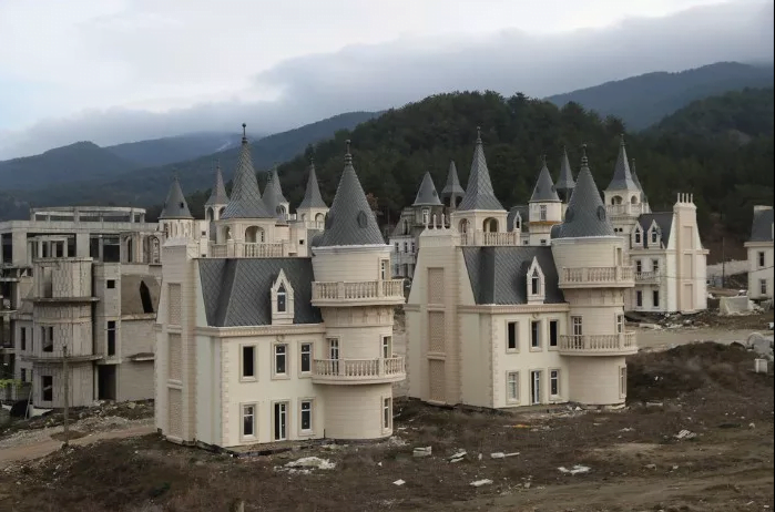 Foto gump do dia: A favela dos castelinhos Burj Al Babas A cidade fantasma cheia de castelos de conto de fadas SAPO Viagens 2 | Lugares | bizarro, castelos, favela, incrível, tuquia