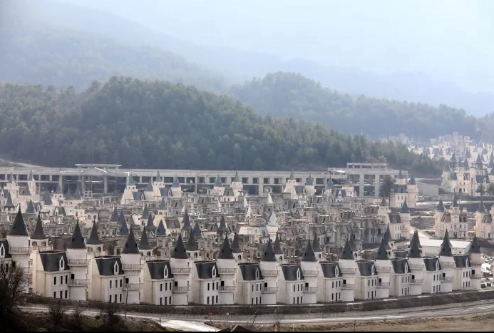 Foto gump do dia: A favela dos castelinhos Burj Al Babas A cidade fantasma cheia de castelos de conto de fadas SAPO Viagens 3 | Lugares | bizarro, castelos, favela, incrível, tuquia