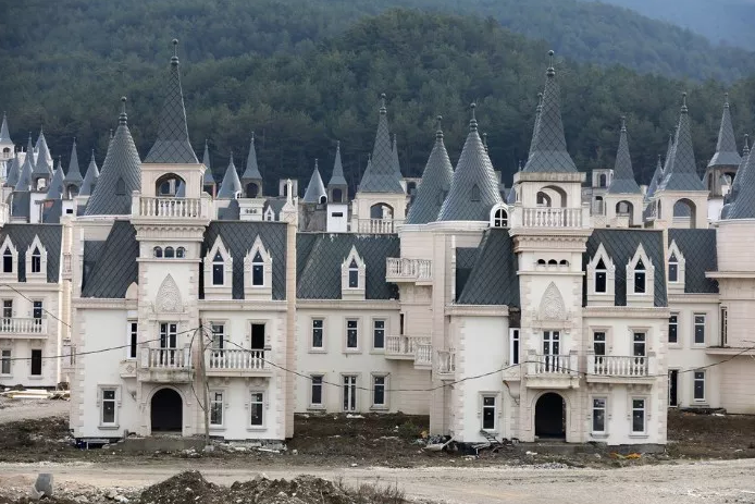 Foto gump do dia: A favela dos castelinhos Burj Al Babas A cidade fantasma cheia de castelos de conto de fadas SAPO Viagens 4 | Lugares | bizarro, castelos, favela, incrível, tuquia