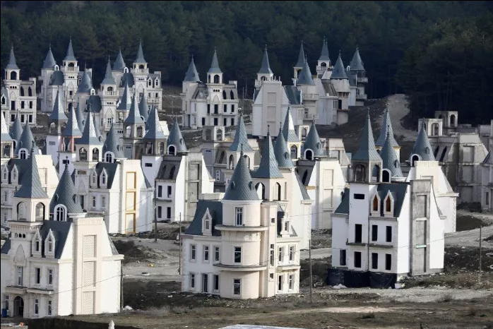 Foto gump do dia: A favela dos castelinhos Burj Al Babas A cidade fantasma cheia de castelos de conto de fadas SAPO Viagens | Lugares | bizarro, castelos, favela, incrível, tuquia
