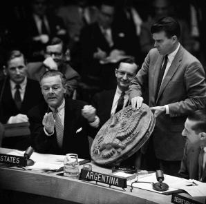 "A coisa" - Uma olhada no mais incrível e sofisticado sistema de escuta espiã feito pelos soviéticos thing un01 small | Curiosidades | cia, curiosidades, escuta, espionagem, EUA, guerram, kgb, soviético