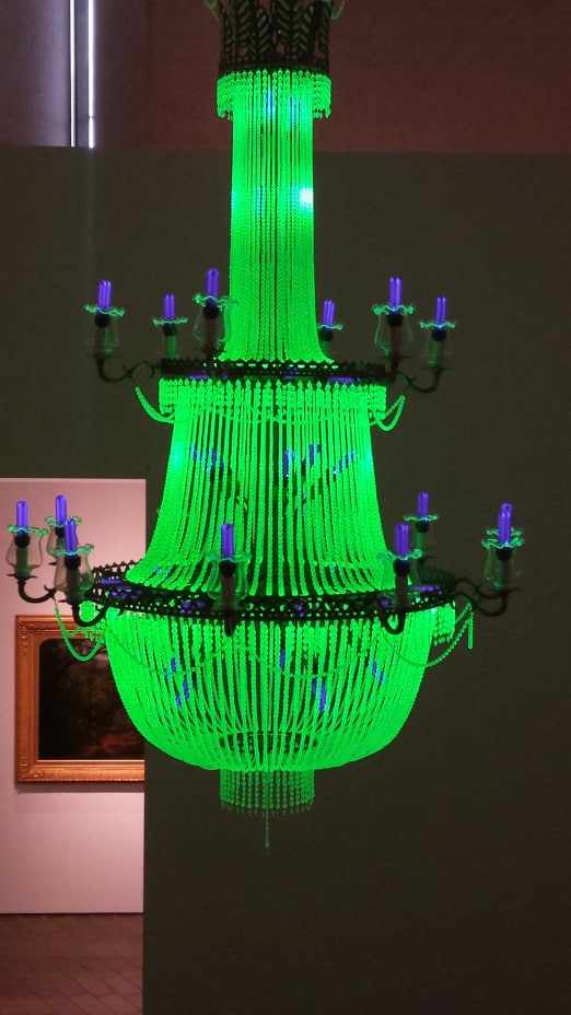 A curiosa história do vidro radioativo usado em garrafas. Você beberia? Uranium glass chandelier | Curiosidades | bizarro, curiosidade, incrível, radioativo, urânio, vidro