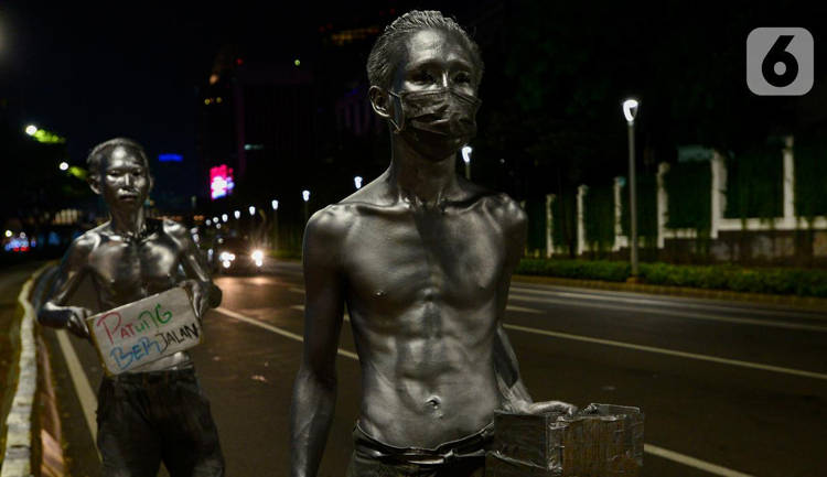 O mendigo prateado da Indonésia Manusia Silver Men2 | Bizarro | bizarro, Indonésia, mendigo, pânico, prateado