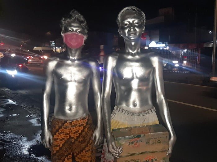 O mendigo prateado da Indonésia Manusia Silver Men3 | Bizarro | bizarro, Indonésia, mendigo, pânico, prateado