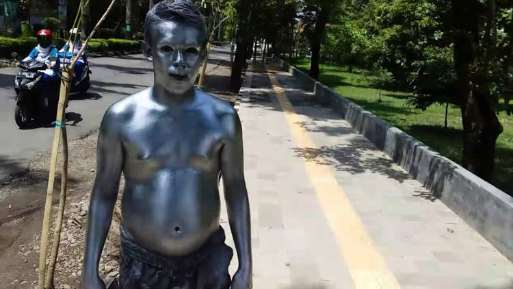 O mendigo prateado da Indonésia Manusia Silver Men4 | Bizarro | bizarro, Indonésia, mendigo, pânico, prateado