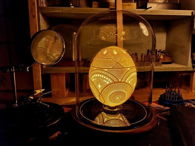 Artista quer entrar no Guiness com a maior quantidade de furos feitas num ovo. most drilled egg shell sculpture2 | Arte | Arte, curiosidades, esculpir, escultura, ovo, recordes