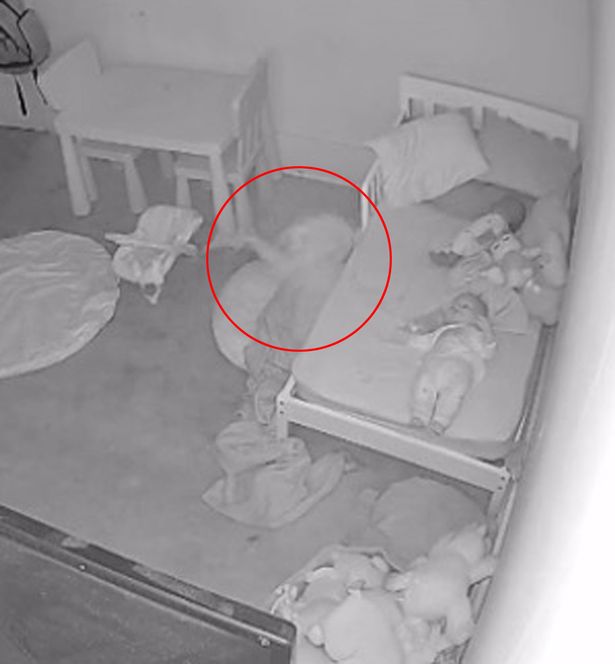 Aparição misteriosa acorda criança no Berço e choca o pai 0 toddler 1 | Polêmica | babá eletrônica, bebê, estranho, fantasmas, medo