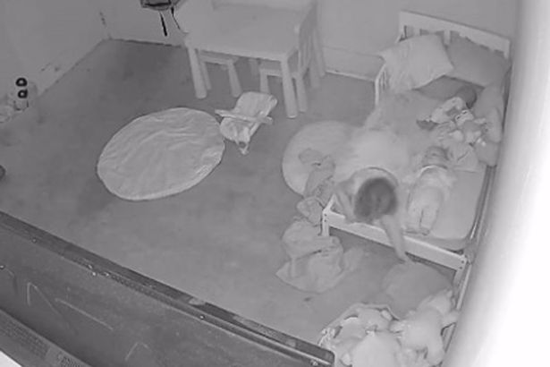 Aparição misteriosa acorda criança no Berço e choca o pai 0 toddler | Polêmica | babá eletrônica, bebê, estranho, fantasmas, medo