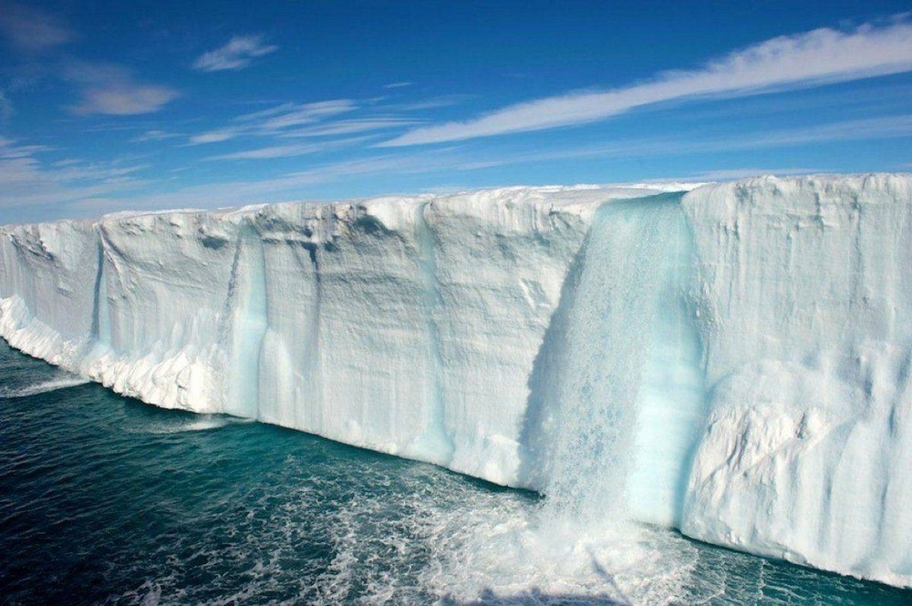 Foto gump do dia: A cachoeira do Iceberg Fotografia de um iceberg com uma impressionante cachoeira azul escorrendo por sua lateral