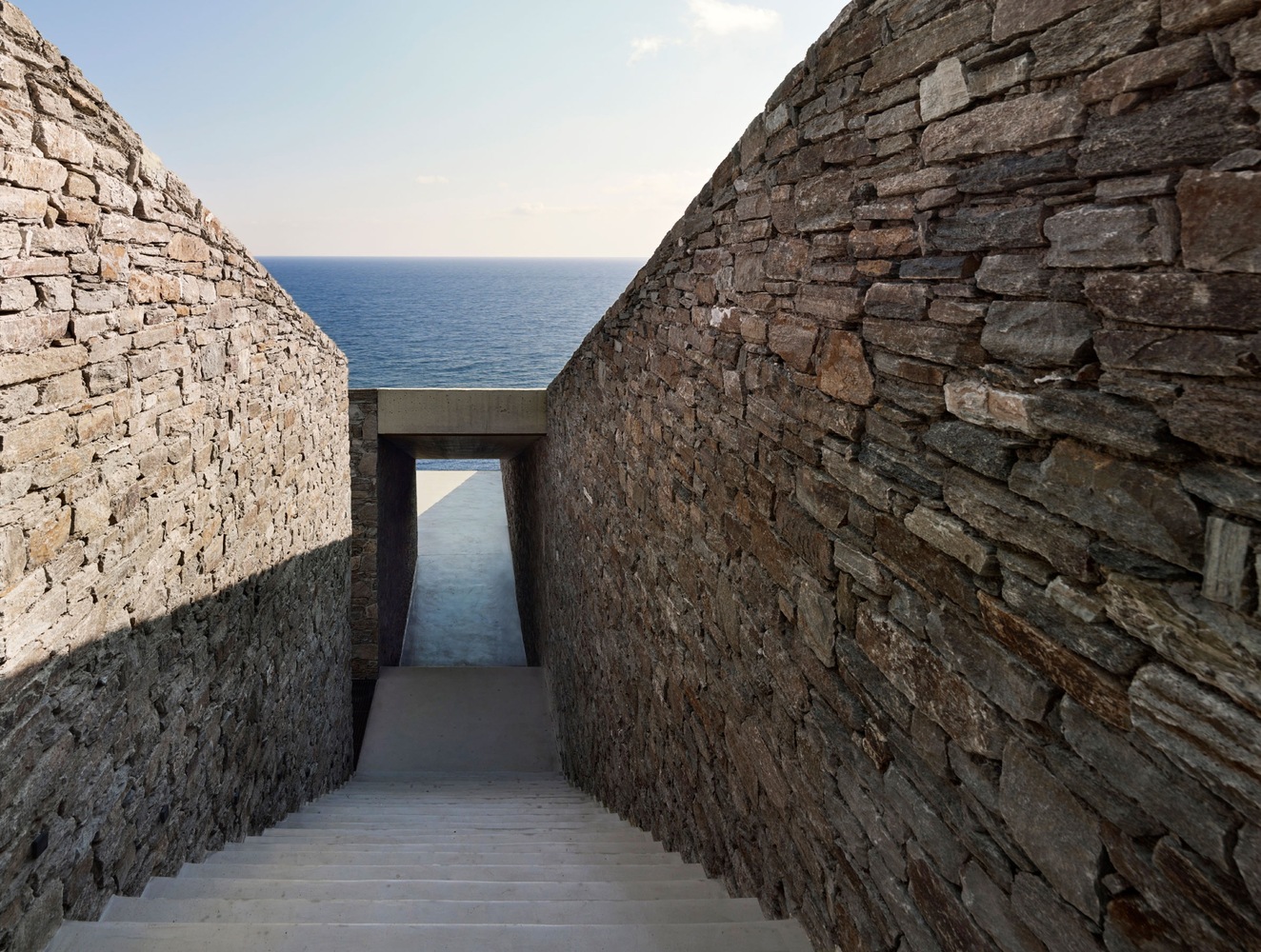 Casa bunker 44 YIORGIS YEROLYMBOS | Arquitetura | arquitetura