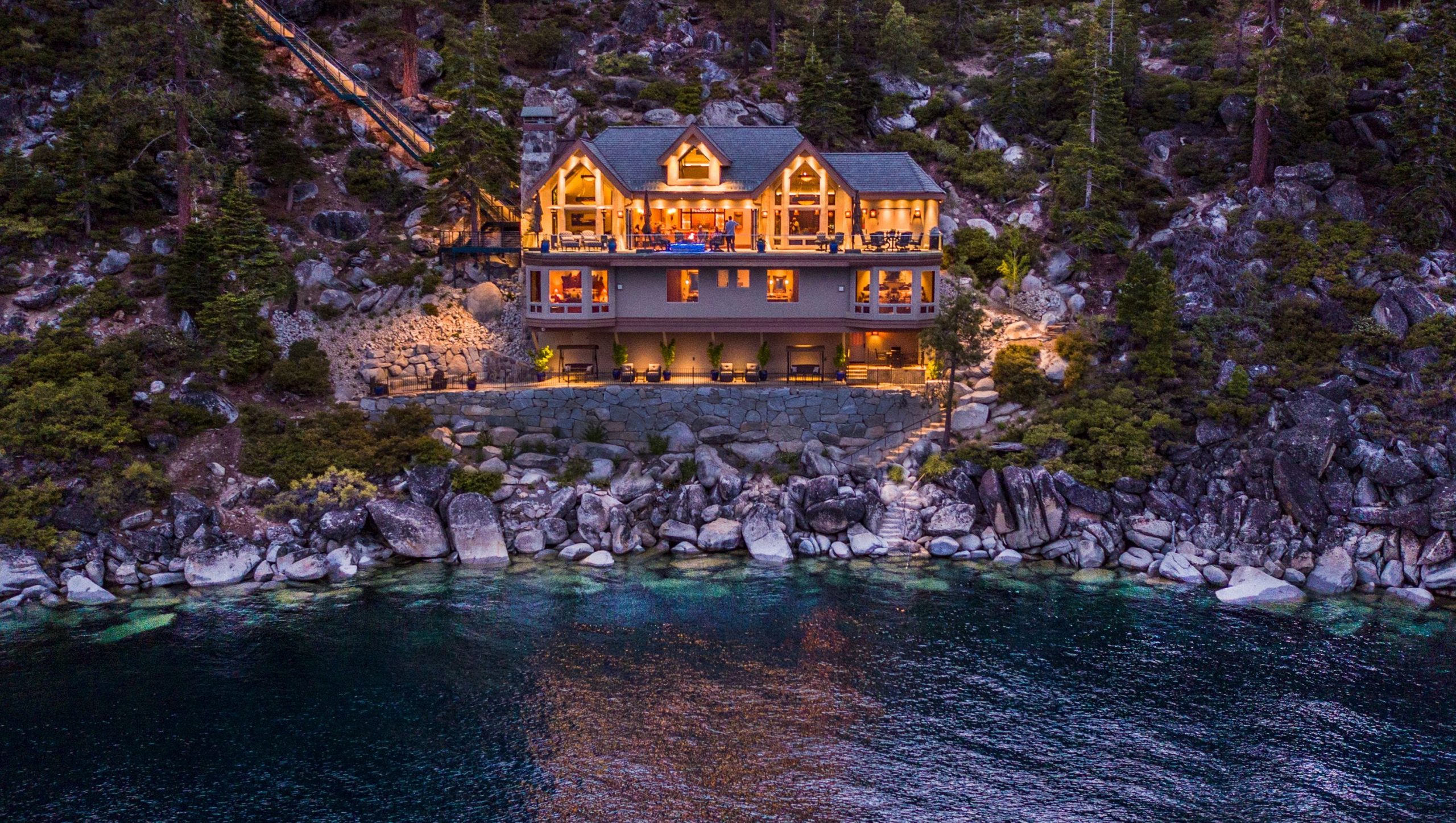 Por dentro da casa de 75 milhões de dólares 636359863567235423 CrystalPointe Beach House Exterior Straight On scaled | Curiosidades | casa, curioso, mansão, milionario, rico, venda