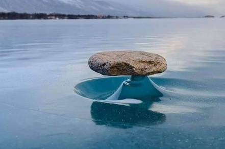 Baikal Zen: O fenômeno das pedras que levitam Baikal Zen – Rare Phenomenon Makes Rocks Look Like They Are Floating Above Water 2 | Incrível | curioso, incrível, russia
