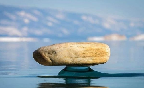 Baikal Zen: O fenômeno das pedras que levitam Baikal Zen – Rare Phenomenon Makes Rocks Look Like They Are Floating Above Water 3 | Incrível | curioso, incrível, russia
