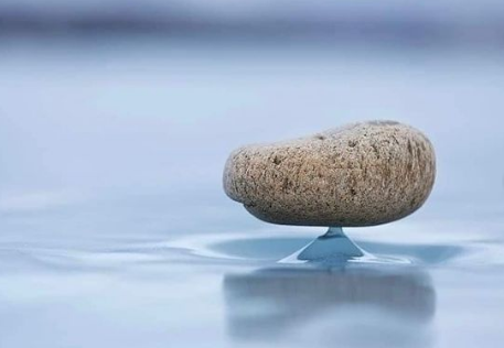 Baikal Zen: O fenômeno das pedras que levitam Baikal Zen – Rare Phenomenon Makes Rocks Look Like They Are Floating Above Water 4 | Incrível | curioso, incrível, russia