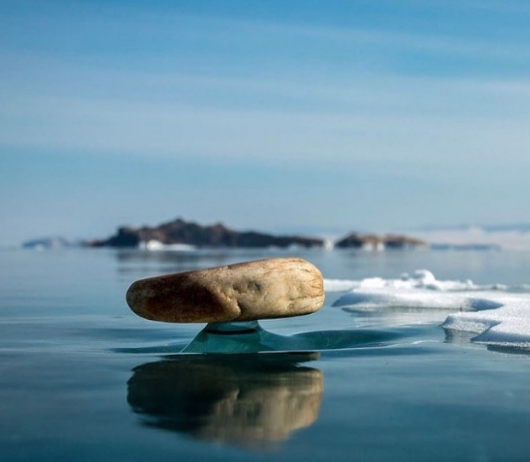 Baikal Zen: O fenômeno das pedras que levitam Baikal Zen – Rare Phenomenon Makes Rocks Look Like They Are Floating Above Water | Incrível | curioso, incrível, russia