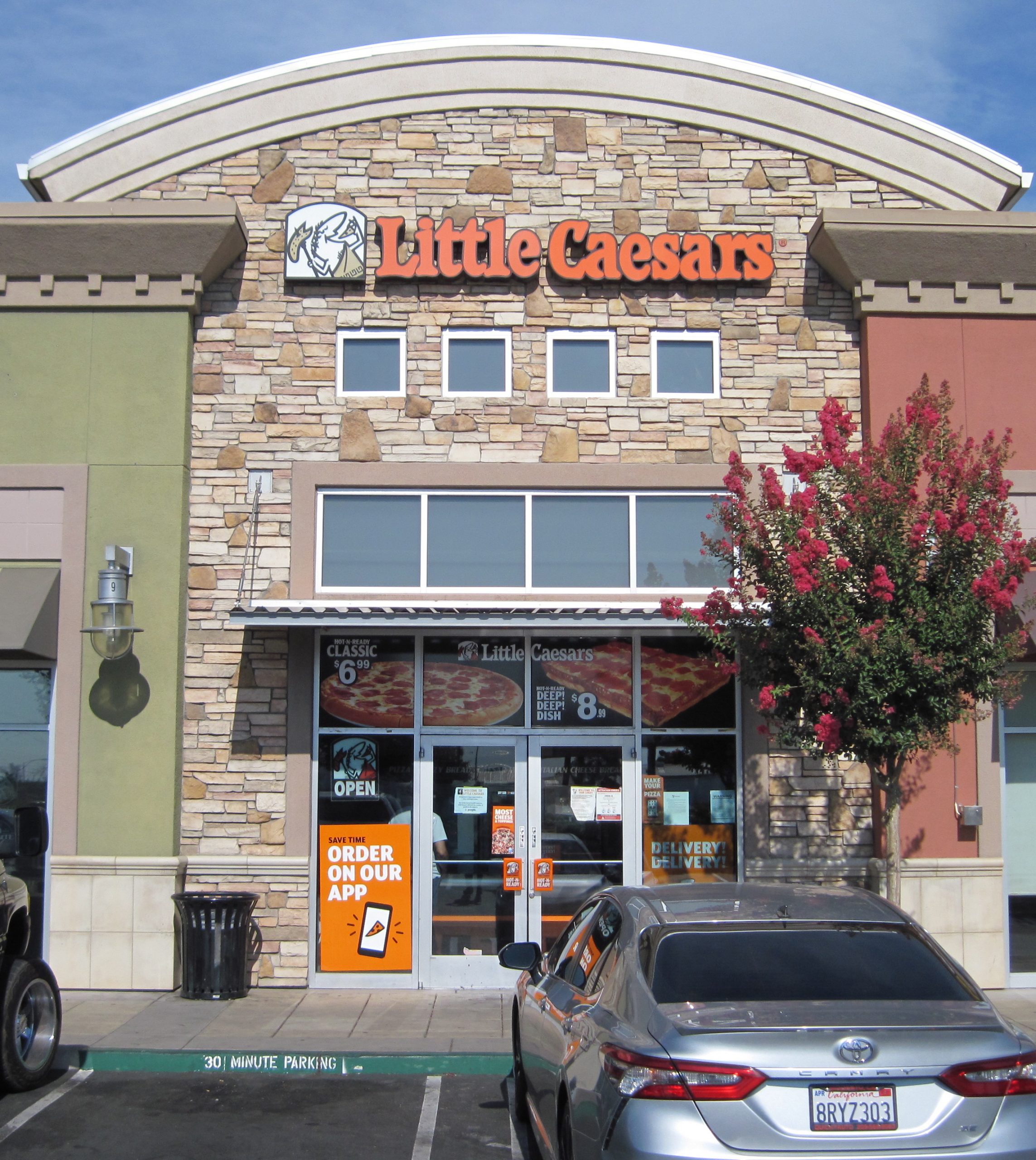 Fastfood da vergonha: Descubra os piores fastfoods dos Estados Unidos Little Caesars Salida California scaled | Curiosidades | comida, curiosidades, humor, listas