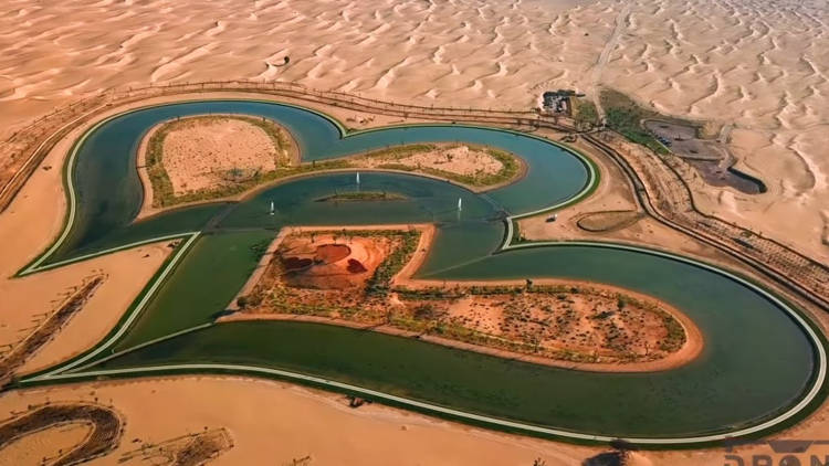 Foto gump do dia: Corações do deserto Love Lake Dubai | Foto gump do dia | Dubai, foto gump do dia, lago, lugares
